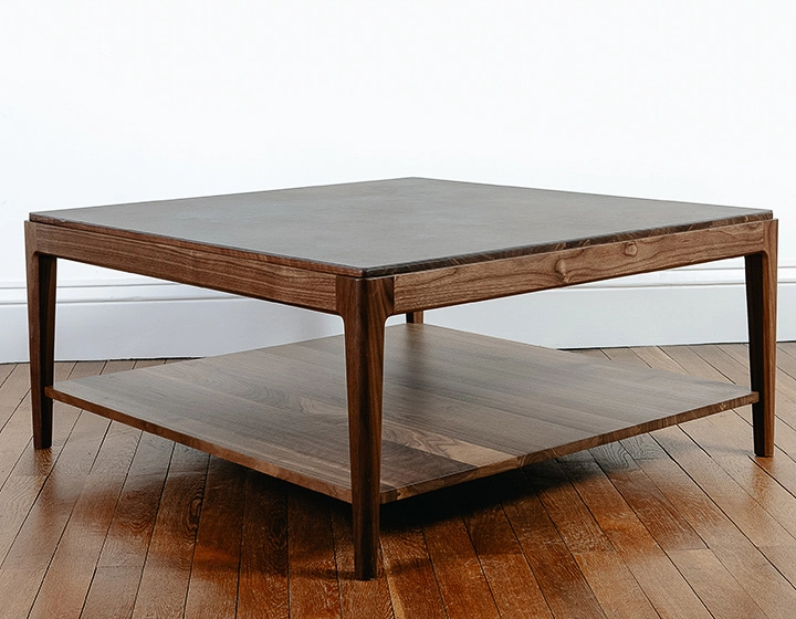 Table basse carrée en noyer et céramique avec tablette en bois teinte naturelle plateau céramique brun oxydé 100x100 cm Table basse carrée en noyer et céramique avec tablette en bois teinte naturelle plateau céramique brun oxydé 100x100 cm