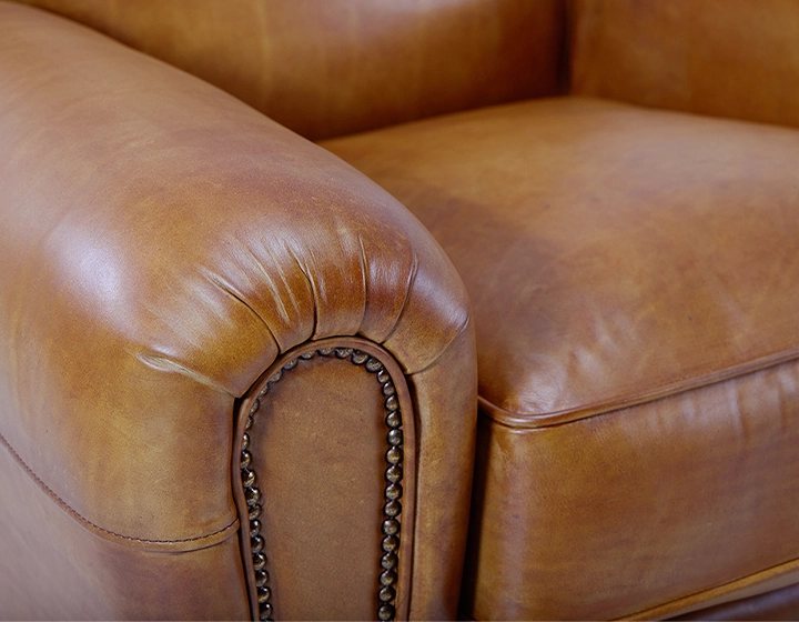 Fauteuil club cuir cognac accoudoirs cloutés Fauteuil club cuir cognac accoudoirs cloutés