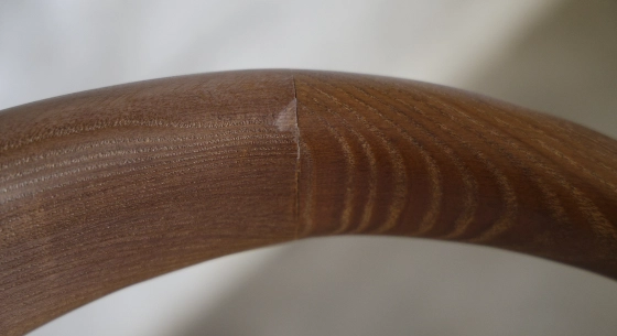 Scandinavian chair bois teinte marron foncé assise tissu beige naturel