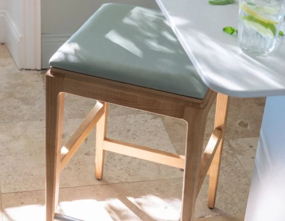 Tabouret de bar design H60 cm bois teinte naturelle assise tissu vert sauge