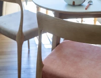 Chaise scandivave bois teinte naturelle assise tissu velours rose pâle