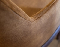 Chaise design avec accoudoirs bois teinte marron foncé et tissu velours bronze Chaise design avec accoudoirs bois teinte marron foncé et tissu velours bronze