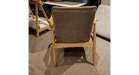 Fauteuil scandinave en bois teinte naturelle et tissu brun