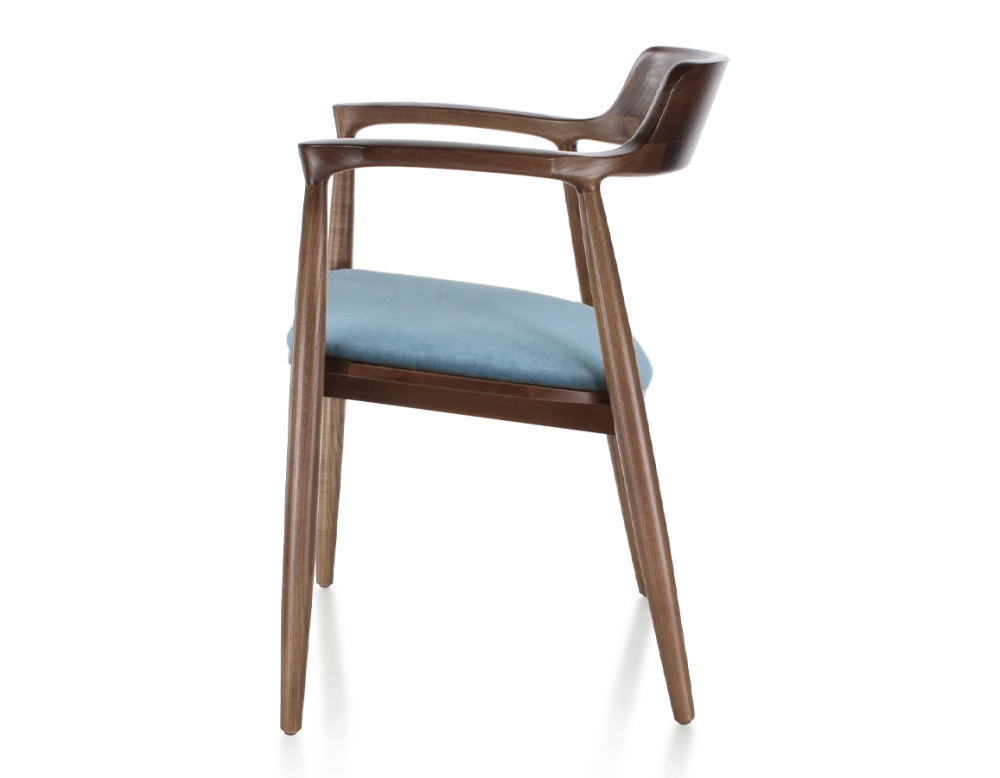 Chaise scandinave bois teinte marron foncé et tissu bleu jean Chaise scandinave bois teinte marron foncé et tissu bleu jean