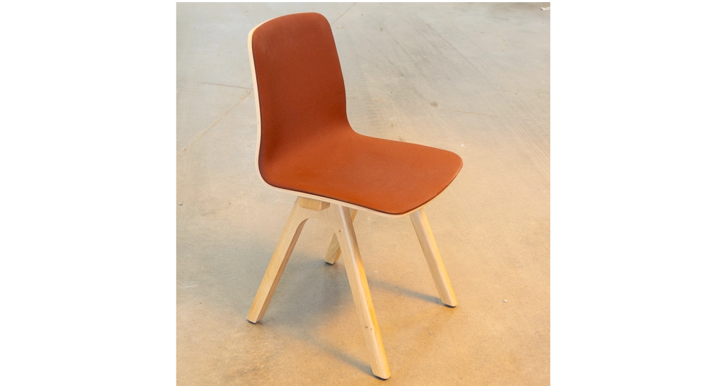 Chaises design chêne teinte naturelle et tissu rouge bordeaux Chaises design chêne teinte naturelle et tissu rouge bordeaux