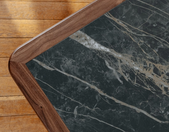 Table basse carré en noyer et céramique bois teinte naturelle plateau céramique effet marbre noir 100x100 cm