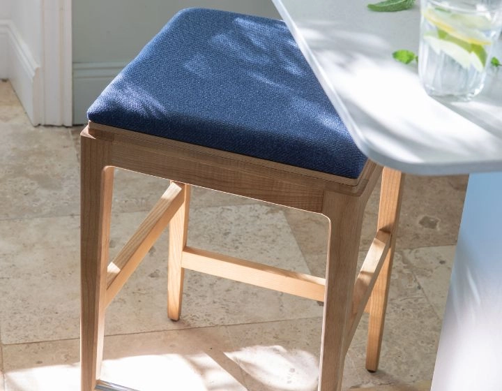Tabouret de bar design H60 cm bois teinte naturelle assise tissu bleu marine Tabouret de bar design H60 cm bois teinte naturelle assise tissu bleu marine