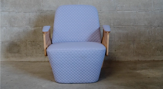 Fauteuil design avec accoudoirs chêne teinte naturelle assise tissu mauve