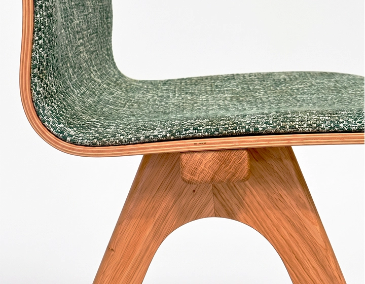 Chaise design en chêne tapissé bois teinte naturelle assise tissu chiné vert
