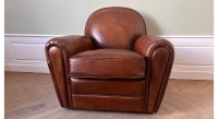 Fauteuil club cuir marron vintage accoudoirs cloutés Fauteuil club cuir marron vintage accoudoirs cloutés