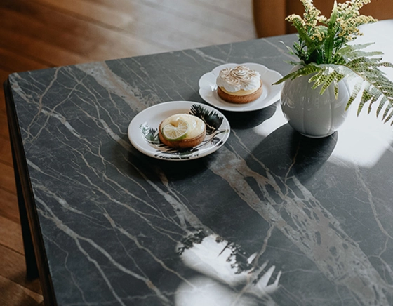 Square coffee table in walnut and ceramic with shelf in natural stained wood, black marble effect ceramic top 100x100 cm