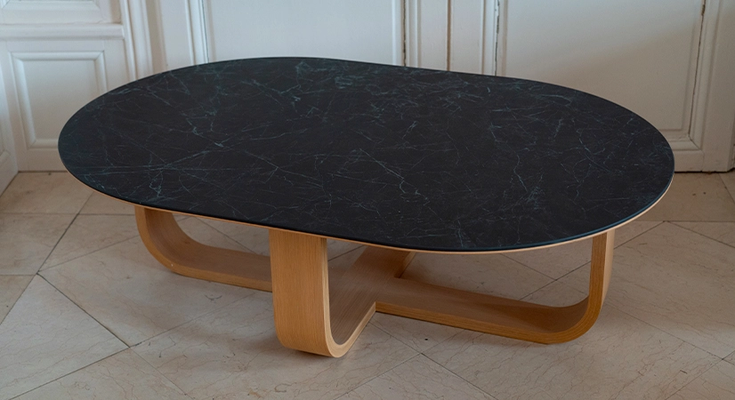 Table basse ovale en chêne et céramique avec bois teinte naturelle plateau céramique effet ardoise 120x80 cm