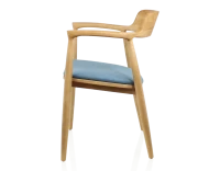 Chaise scandinave bois teinte naturelle et tissu bleu jean