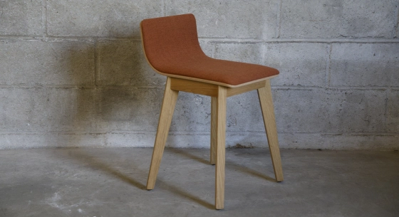 Tabouret design chêne teinte naturelle assise tissu corail
