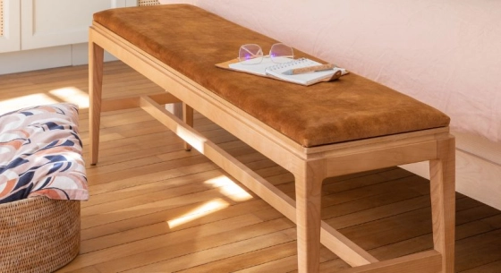 Banc design bois teinte naturelle assise tissu velours bronze L160 cm