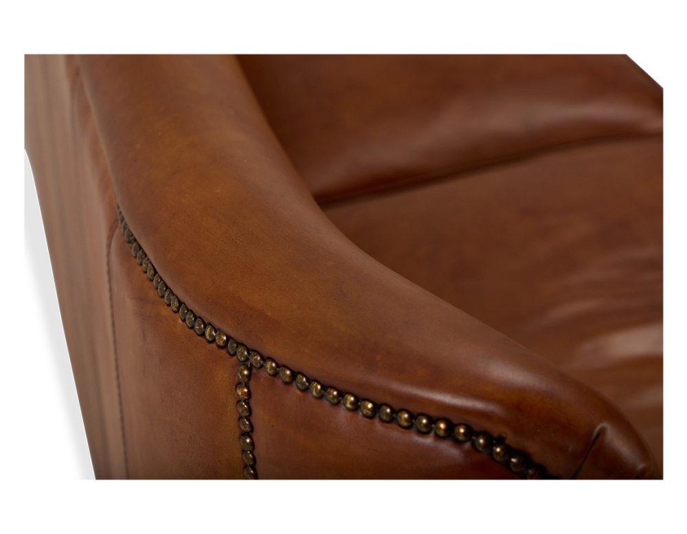 Canapé club cuir 3 places marron clair accoudoirs cloutés Canapé club cuir 3 places marron clair accoudoirs cloutés