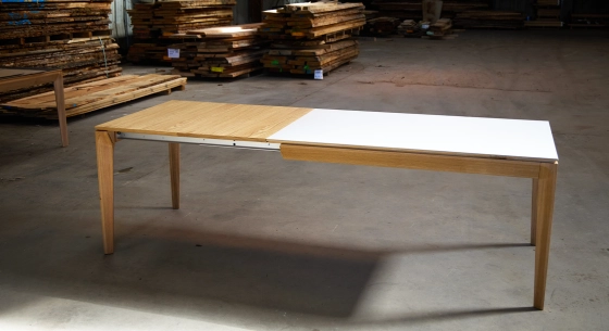 Extensible table for 6 to 10 people in oak and ceramic with wood extensions with natural wood finish and white ceramic top. 140x90 cm