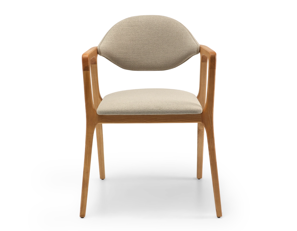 Chaise design avec accoudoirs bois teinte naturelle et tissu camel Chaise design avec accoudoirs bois teinte naturelle et tissu camel