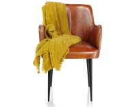 Chaise vintage avec accoudoirs cuir marron clair - pieds noirs