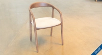 Chaise scandinave bois teinte noyer assise tissu beige Chaise scandinave bois teinte noyer assise tissu beige