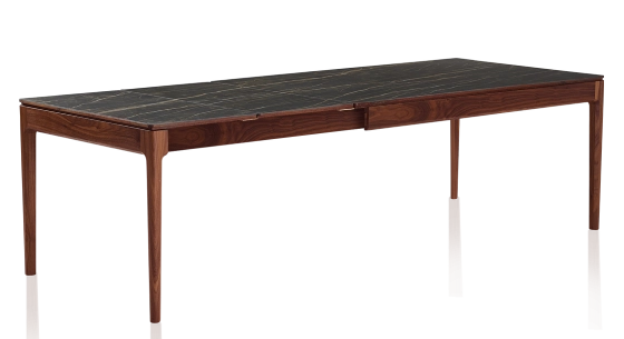 Table extensible en noyer et céramique 6 à 10 personnes allonges céramique avec bois teinte naturelle et plateau et allonges céramique effet marbre noir 140x90 cm