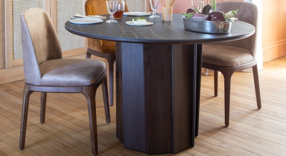 Table salle à manger ronde 6 personnes en chêne et céramique avec bois teinte marron foncé et plateau céramique effet marbre noir 140 cm