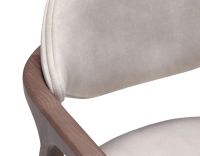 Chaise design avec accoudoirs bois teinte noyer et tissu velours sable