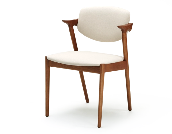 Chaise scandinave bois teinte merisier assise tissu blanc cassé