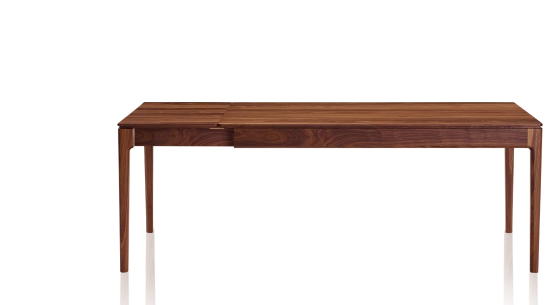 Table extensible 8 à 10 personnes en noyer avec plateau et allonges bois teinte naturelle 180x90 cm