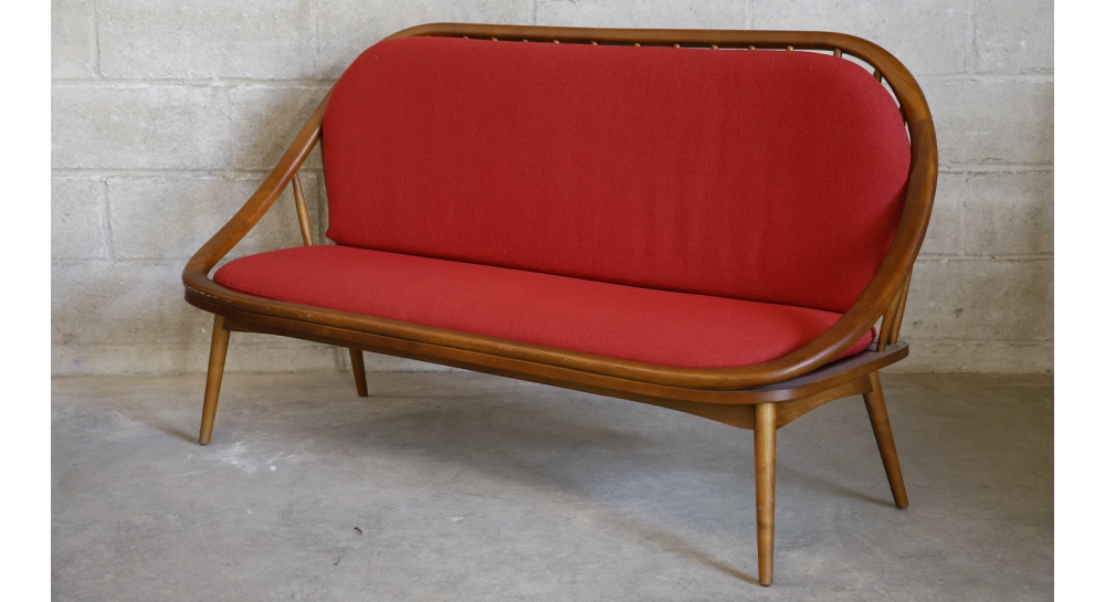 Canapé scandinave 2 places bois teinte merisier et tissu rouge