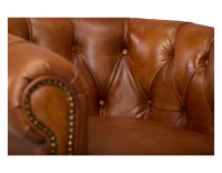 Fauteuil chesterfield cuir marron clair accoudoirs cloutés Fauteuil chesterfield cuir marron clair accoudoirs cloutés