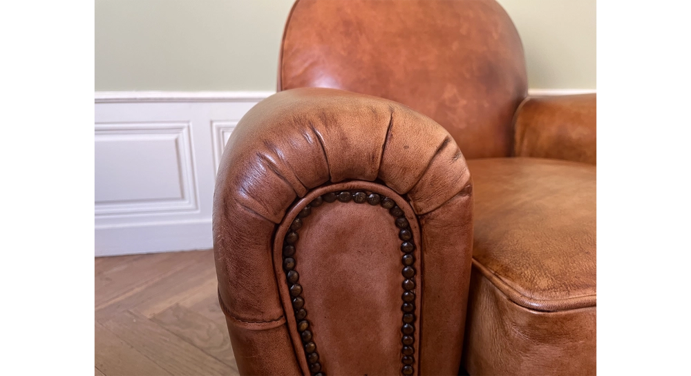 Fauteuil club cuir marron vintage accoudoirs cloutés Fauteuil club cuir marron vintage accoudoirs cloutés