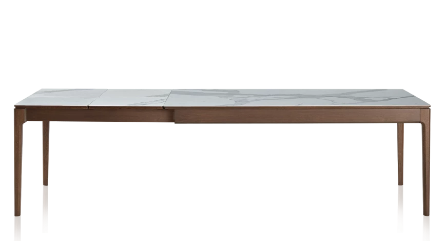 Table extensible en chêne et céramique allonges céramique avec bois teinte marron foncé et plateau et allonges céramique effet marbre blanc 140x90 cm