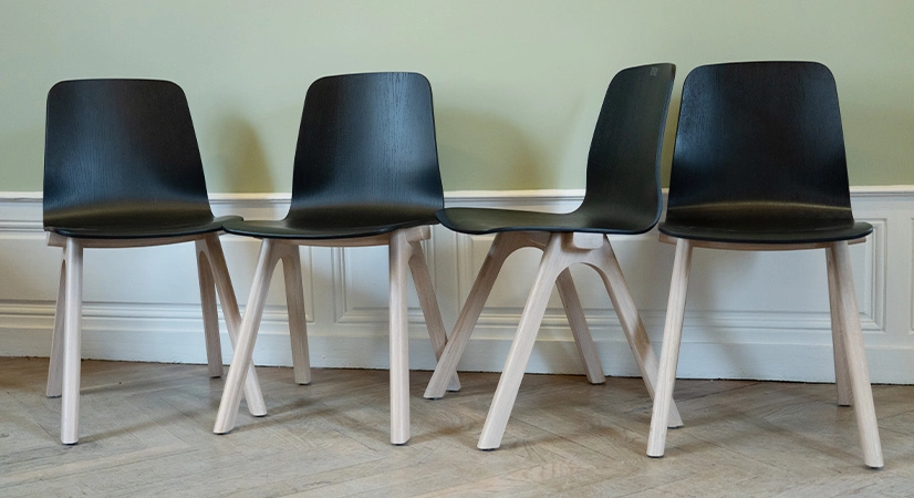 Lot de 4 chaises design pietement en chêne teinte blanchie assise teinte noire Lot de 4 chaises design pietement en chêne teinte blanchie assise teinte noire