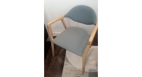 Chaise design avec accoudoirs en chêne bois teinte naturelle et bleu vert