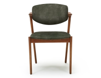 Chaise scandinave bois teinte merisier assise tissu velours vert forêt Chaise scandinave bois teinte merisier assise tissu velours vert forêt