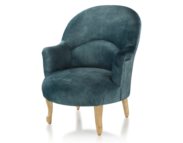 Fauteuil crapaud avec accoudoirs pieds bois teinte naturelle et tissu velours bleu pétrole Fauteuil crapaud avec accoudoirs pieds bois teinte naturelle et tissu velours bleu pétrole