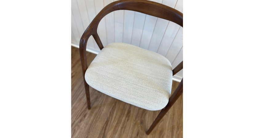 Scandinavian chair bois teinte marron foncé assise tissu beige naturel Scandinavian chair bois teinte marron foncé assise tissu beige naturel