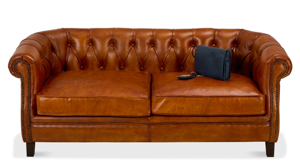 Canapé Chesterfield cuir 2 places marron clair accoudoirs cloutés Canapé Chesterfield cuir 2 places marron clair accoudoirs cloutés