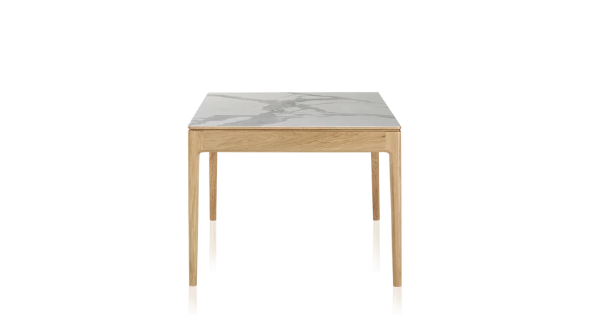 Table extensible 8 à 14 personnes en chêne et céramique allonges bois avec bois teinte naturelle et plateau céramique effet marbre blanc 210x100 cm