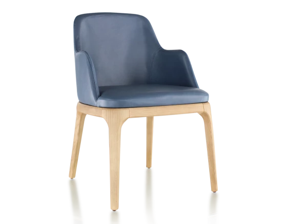 Chaise design avec accoudoirs teinte naturelle et cuir bleu orage