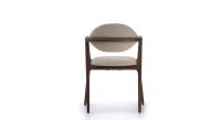 Chaise design avec accoudoirs en chêne bois teinte foncée et tissu gris Chaise design avec accoudoirs en chêne bois teinte foncée et tissu gris