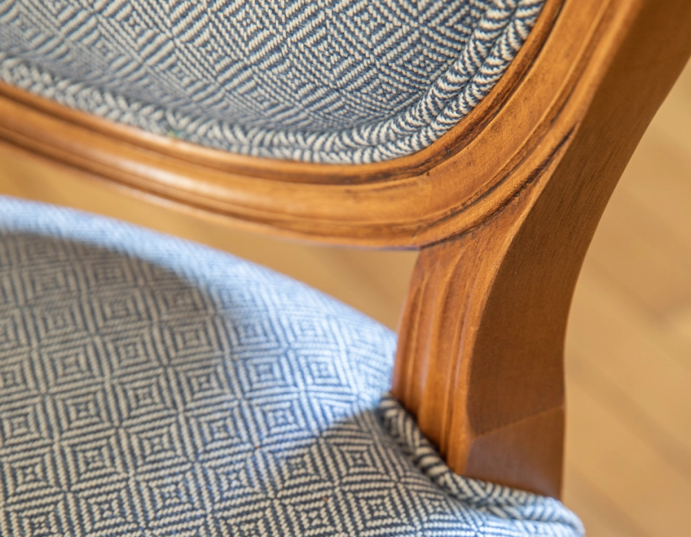 Chaise ancienne style Louis XVI bois teinte ancienne et tissu chevron bleu Chaise ancienne style Louis XVI bois teinte ancienne et tissu chevron bleu