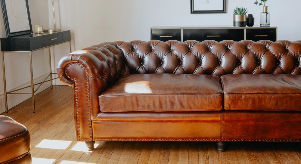 Canapé Chesterfield cuir 3 places marron vintage accoudoirs cloutés Canapé Chesterfield cuir 3 places marron vintage accoudoirs cloutés