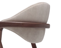 Chaise design avec accoudoirs bois teinte noyer et tissu velours sable