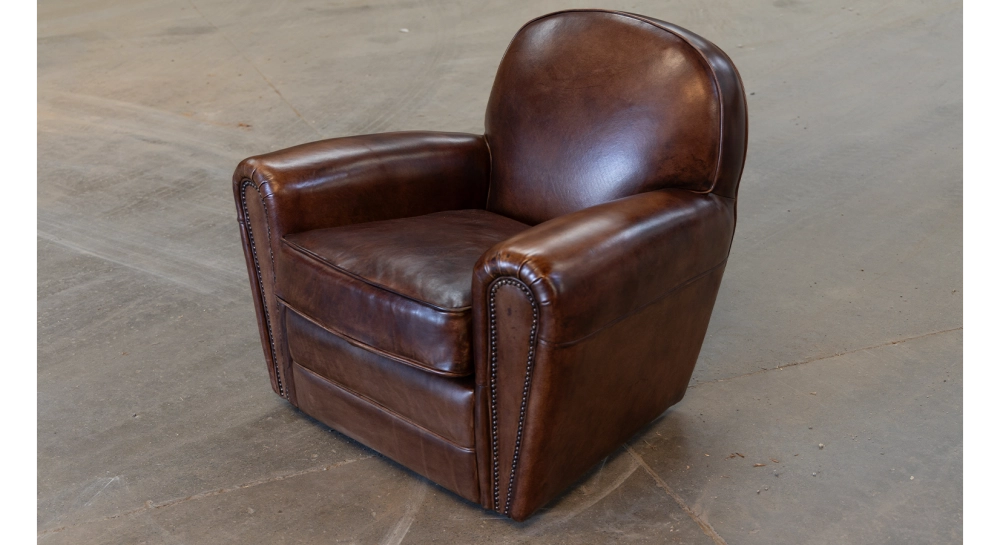 Fauteuil club cuir marron foncé accoudoirs cloutés Fauteuil club cuir marron foncé accoudoirs cloutés