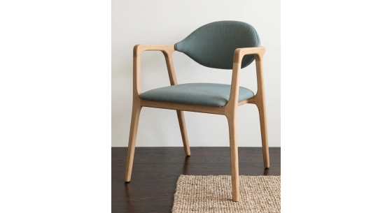 Chaise design avec accoudoirs en chêne bois teinte naturelle et bleu vert