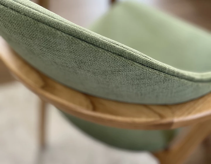 Chaise design teinte naturelle et tissu vert