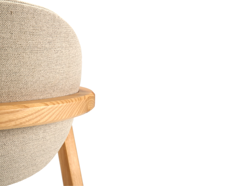 Chaise design avec accoudoirs bois teinte naturelle et tissu camel Chaise design avec accoudoirs bois teinte naturelle et tissu camel