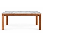 Table extensible 6 à 8 personnes en noyer et céramique allonges bois avec bois teinte naturelle et plateau céramique effet marbre blanc 140x90 cm
